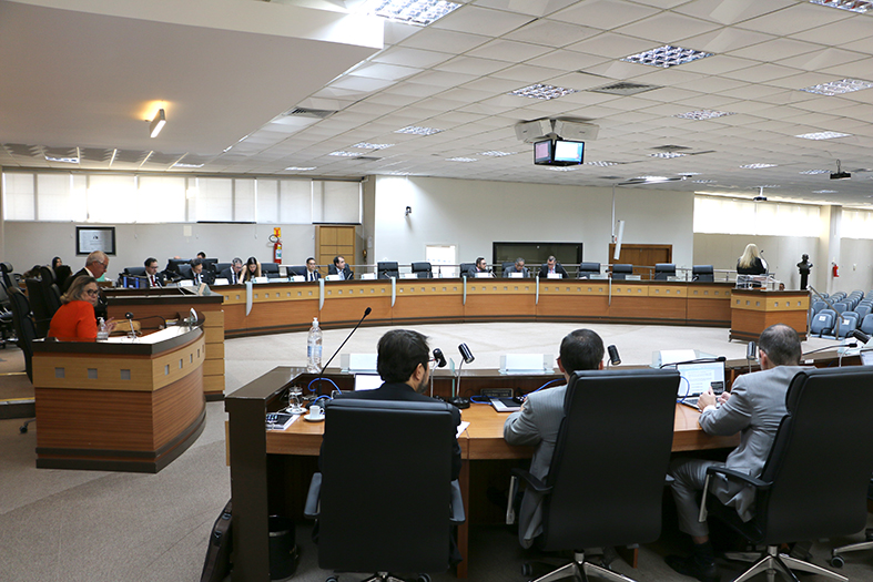 Turma Recursal em sessão no salão do tribunal pleno do TJES.