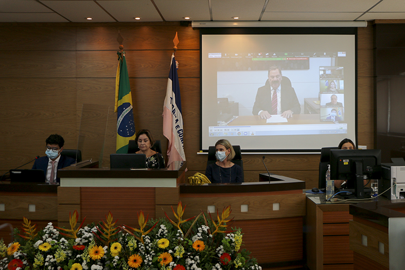 Autoridades do judiciário estadual na sala de sessões do TJES.