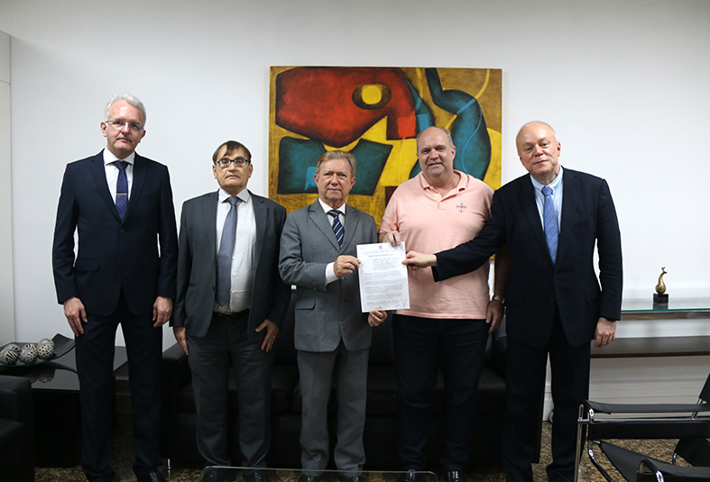 presidente do TJES, desembargador Pedro Valls, juiz Evandro Coelho e prefeito de Apiacá seguram convênio
