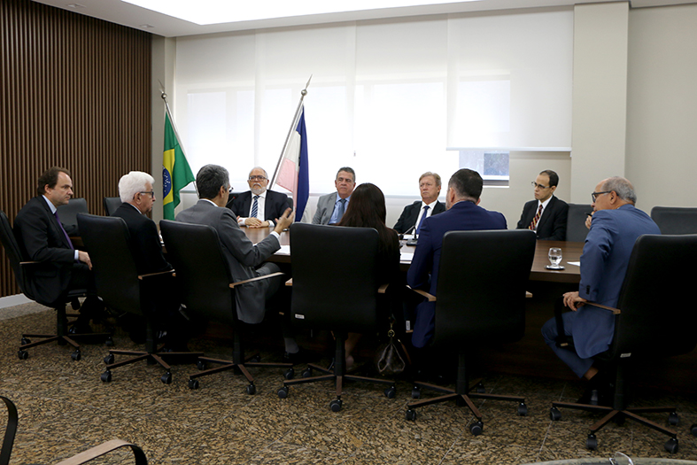 Autoridades diversas em reunião na presidência do TJES.