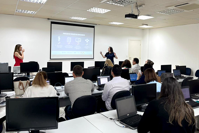 Técnicos do NatJus assistem oficina pela equipe do Hospital Sírio Libanês.