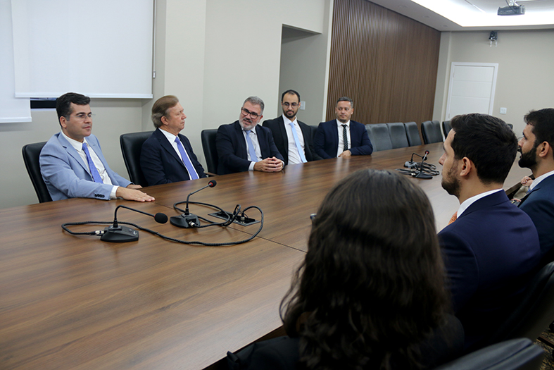 O presidente do TJES, desembargador Fabio Clem, em conversa com os novos Procuradores do Estado do Espírito Santo.