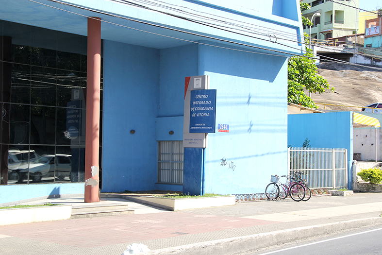 Edifico sede da Casa do Cidadão em Maruípe, bairro de Vitória/ES. O prédio é pintado em sua totalidade na cor azul.