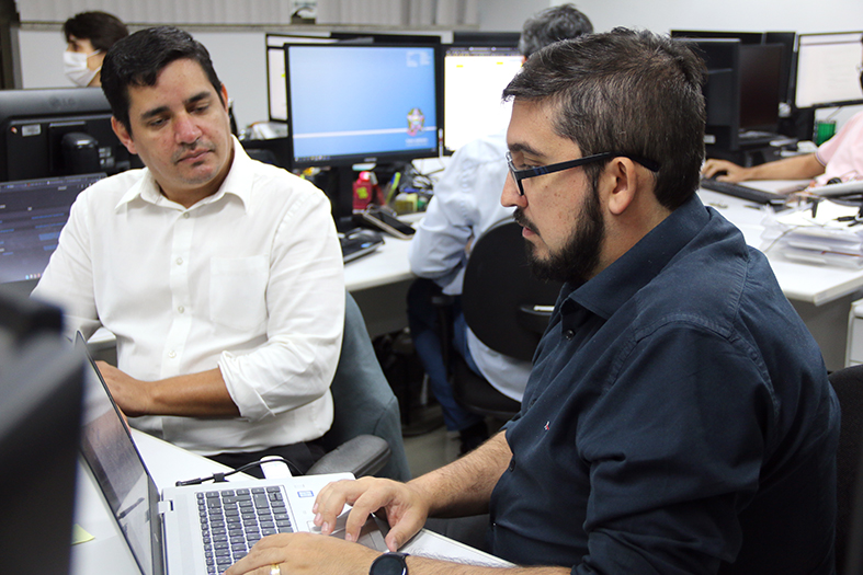 O diretor de tecnologia da informação do Conselho Nacional de Justiça (CNJ), Thiago Vieira, conversa com um servidor do tjes.