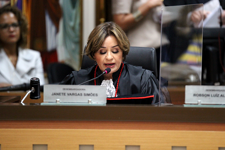 A desembargadora Janete Vargas Simões fala ao microfone no tribunal pleno.