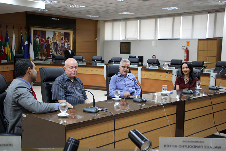 Mesa redonda com membros do judiciário capixaba.