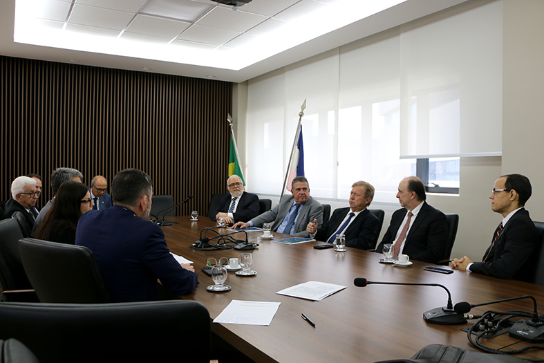 Autoridades diversas em reunião na presidência do TJES.