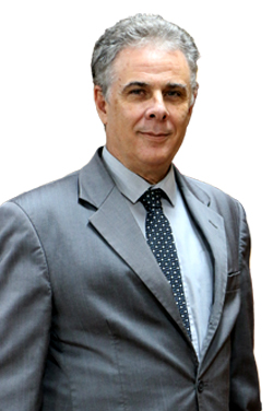 Desembargador Jorge Henrique Valle, homem de pele branca, cabelos grisalhos e terno na cor cinza.