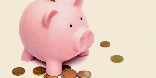 Cofre em formato de porco na cor rosa.