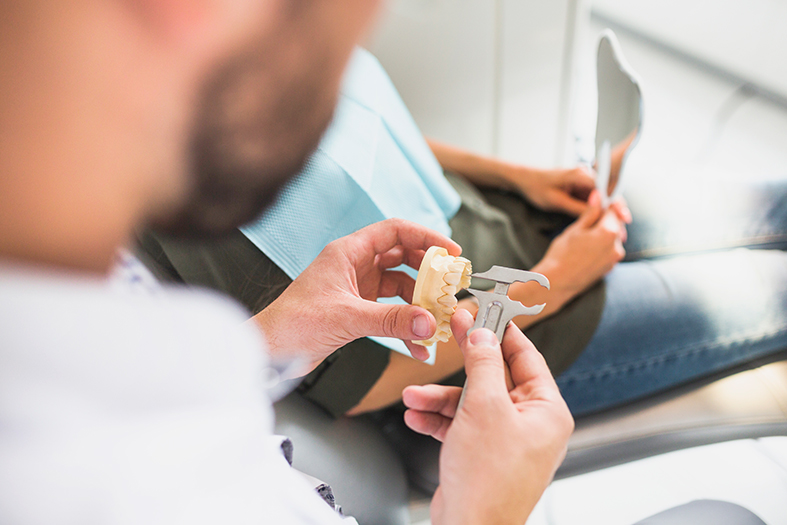 Ortodontista examina paciente.