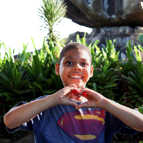 Jeferson, 9 anos, menino de pele parda com cabelos curtos e na cor castanho claro.