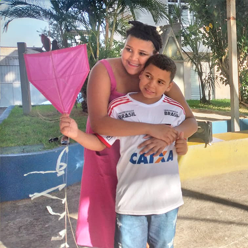 Os irmão Marquele e Gabriel têm a pele parda e os cabelos na cor preta.