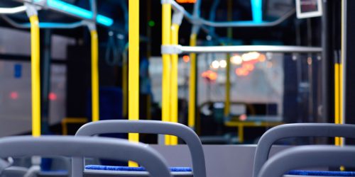 Empresa de transporte deve indenizar passageira arremessada em assoalho de ônibus