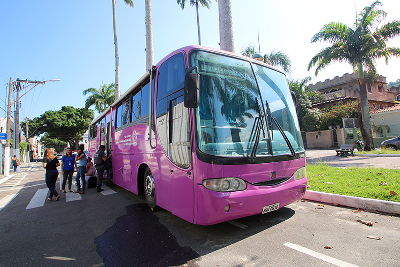 Ônibus do Juizado Itinerante da Lei Maria da Penha estacionado em frente ao Fórum da Prainha.