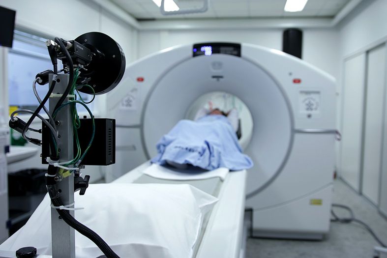 Paciente em uma máquina de ressonância magnética.