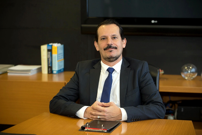 Rodrigo Mazzei, homem de pele branca com cabelos e barba na cor preta.