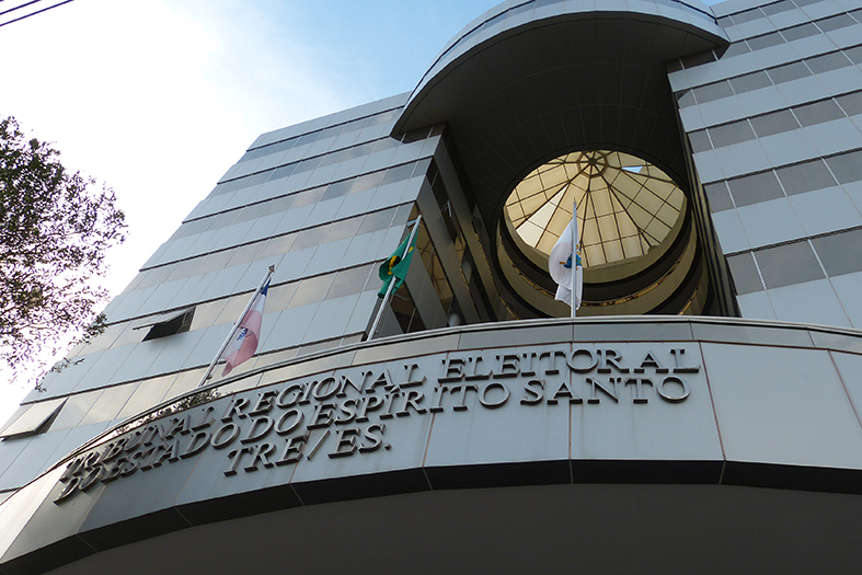 Fachada do prédio do Tribunal Regional Eleitoral, em Vitória/ES.