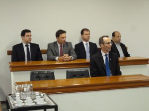 Atrás, da esquerda para direita: Drs. Gustavo Henrique Procópio Silva, Leonardo Alvarenga da Fonseca, Júlio César Babilon e Lyrio Régis de Souza Lyrio. À frente: Dr. Rodrigo Dadalto, Presidente da Subseção da OAB de Linhares.