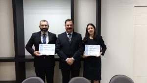 Dr. Bruno Fritoli de Almeida e Drª. Roberta Holanda de Almeida recebem certificado do Des. Ronaldo Gonçalves de Sousa