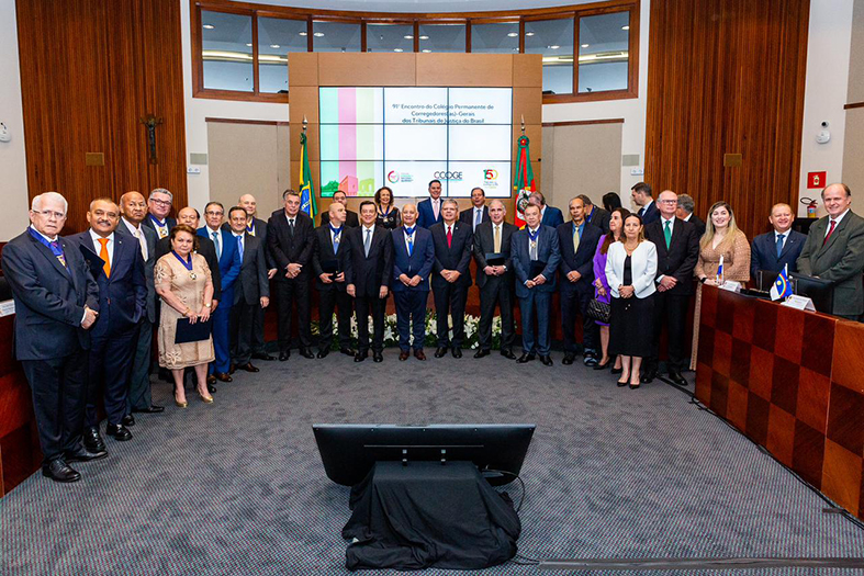 Autoridades do judiciário brasileiro posam para foto.