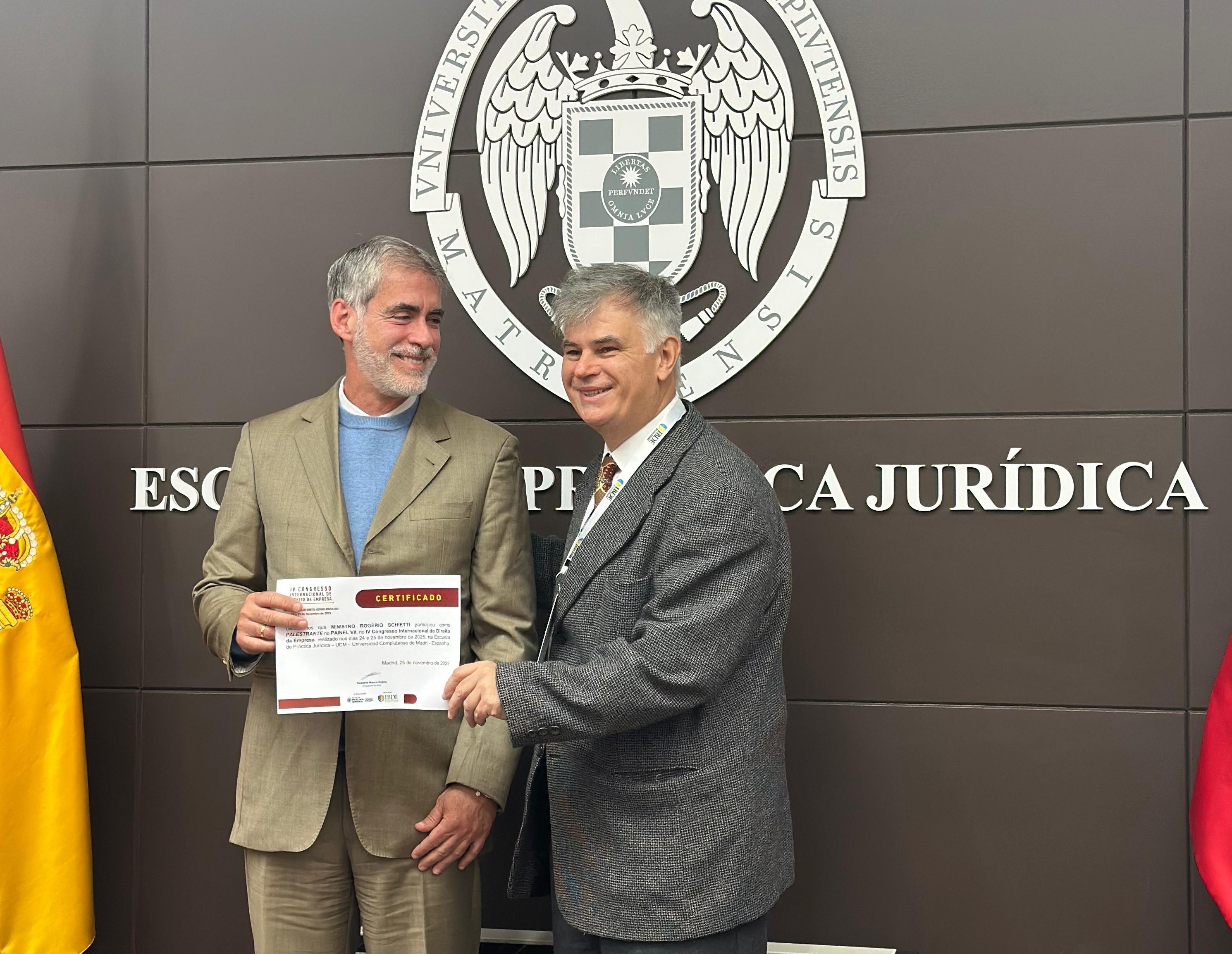 Diretor da Emes recebe medalha durante o LXI Encontro do Copedem