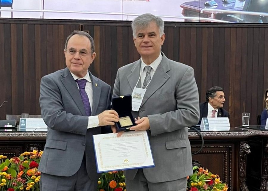 Diretor da Emes recebe medalha durante o LXI Encontro do Copedem