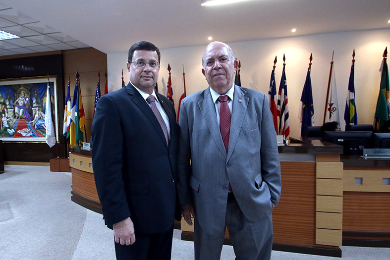 Salão Pleno do TJES, direita Desembargador Fernando Zardini, a esquerda Presidente do TJES, Desembargador Sérgio Luiz Teixiera Gama