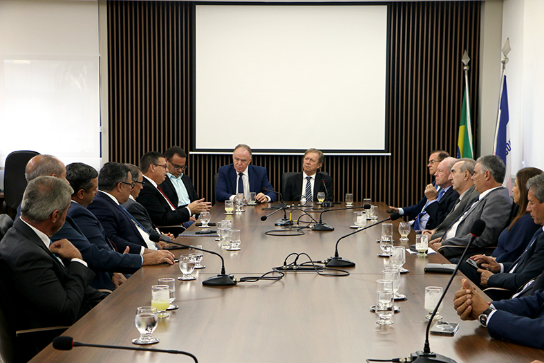 Autoridades diversas em reunião na presidência do TJES.
