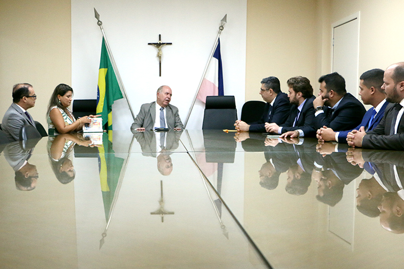 O presidente do TJES, desembaragador Sérgio Gama se reúne com representantes da OAB-ES.
