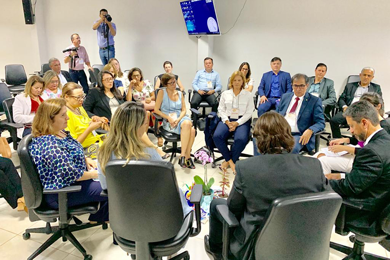 Juízes participam da dinâmica de grupo chada de Círculo de Paz durante o XXIV Fórum Nacional de Justiça Juvenil.