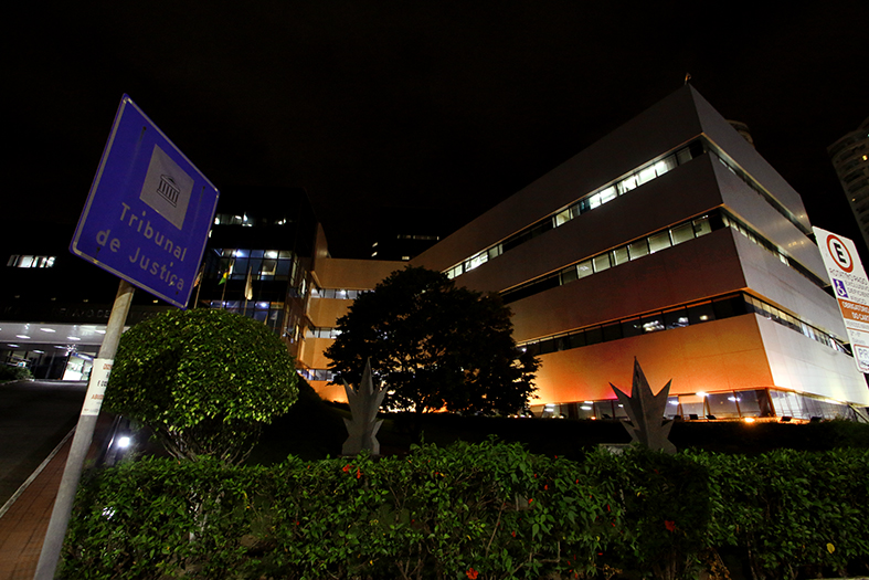 fachada do edifício sede do poder judiciário capixaba em fotografia noturna salientando a iluminação especial na cor laranja