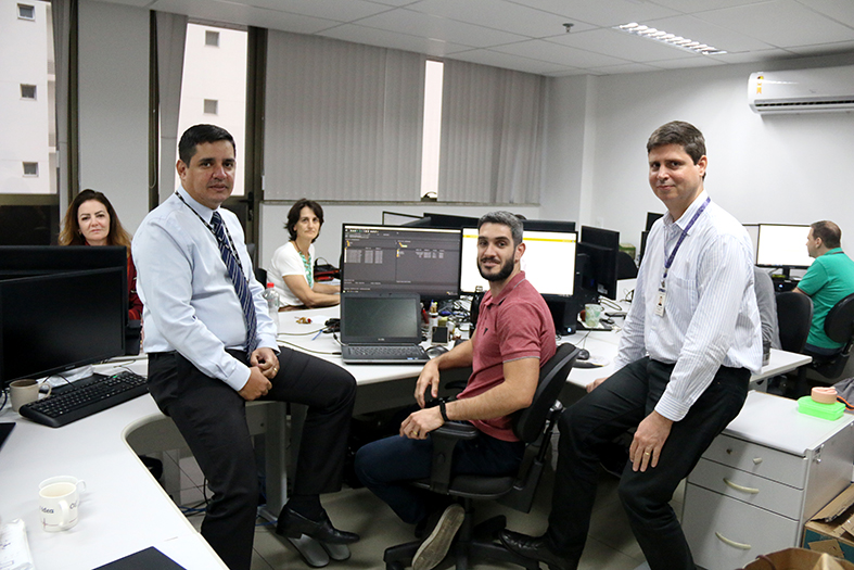 Paulo Porto, do CNJ, e integrantes da Secretaria de Tecnologia da Informação do TJES posam para foto.