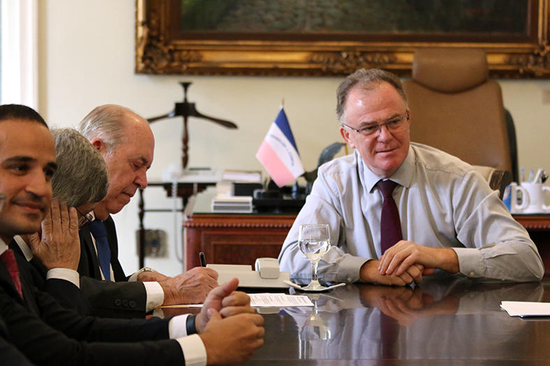Presidente do TJES e Governador do Espírito Santo sentados à mesa assinando documentos.