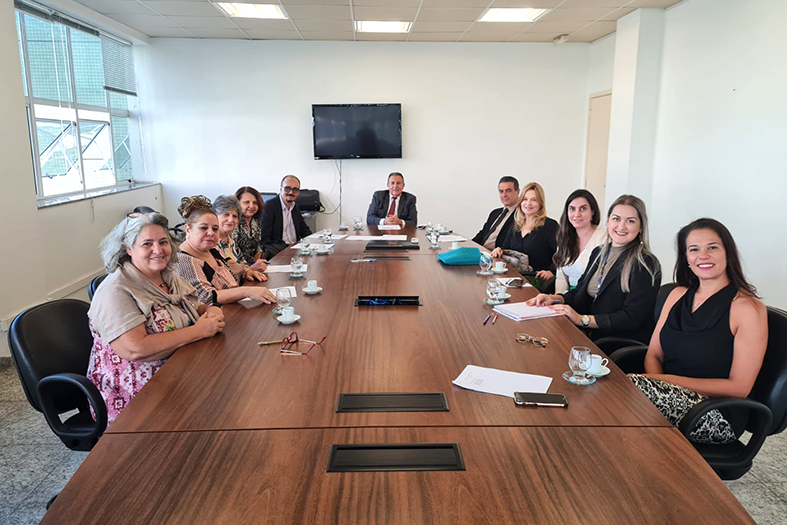 Colegiado da Comissão Estadual Judiciária de Adoção posa para foto juntamente com o corregedor-geral da justiça.