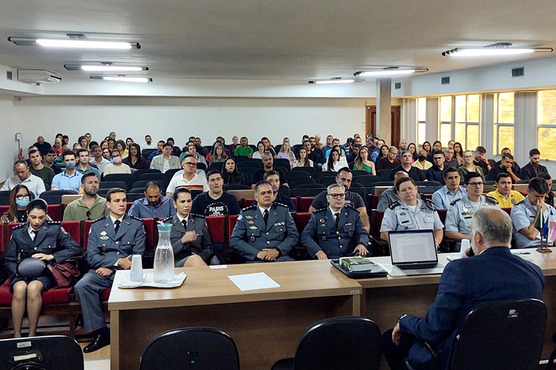 O juiz de direito da Justiça Militar, Getúlio Marcos Pereira Neves, fala ao público durante seminário.