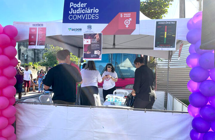 Dia de Cooperar: ônibus rosa da Maria da Penha esteve em Vila Velha no último sábado