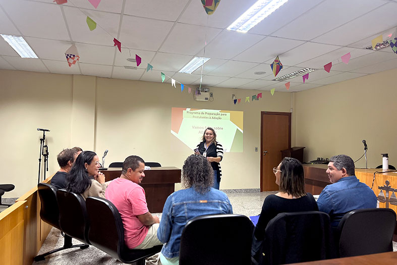 Servidora da Central de Apoio Multidisciplinar de Serra orienta os postulantes à adoção durante curso promovido pela Unidade.