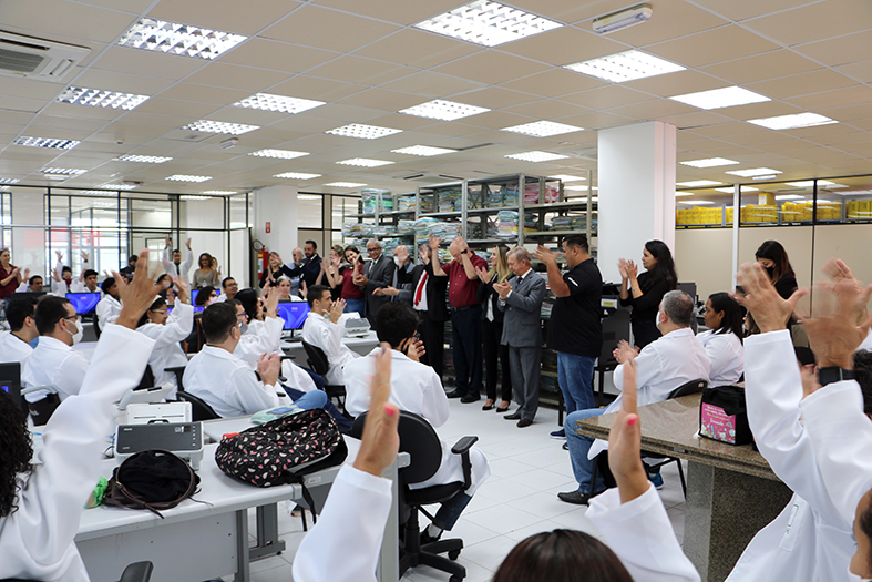 Voluntários do CETEF agradecem, com sinais em Libras, as falas das autoridades do Judiciário capixaba.