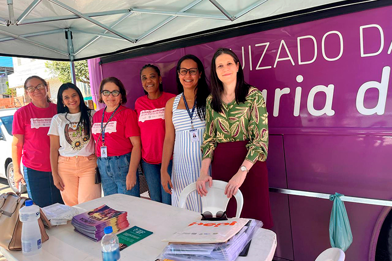 Autoridades diversas do judiciário capixaba posam para foto.