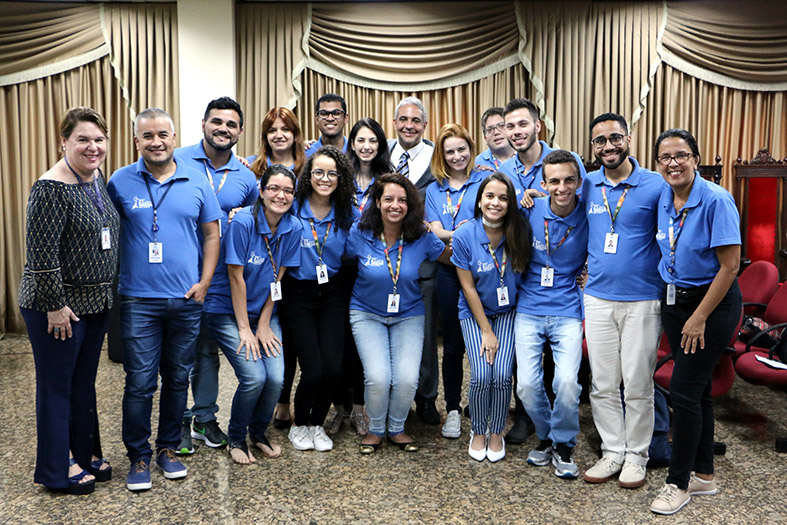 Grupo de residente do jornal a Gazeta posa no salão nobre do TJES juntamente com a Assessora de Impensa do TJ Andréa Resende e o Juiz de Direito Dr. Daniel Peçanha