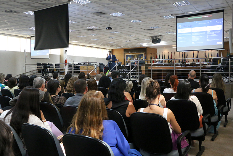 Salão do tribunal pleno do TJES lotado durante a primeira parte (manhã) do seminário “A Modernização do Poder Judiciário Capixaba por Meio da Transformação Digital”.