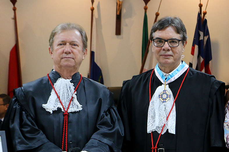 O presidente do TJES, desembargador Fabio Clem, e o desembargador Ubiratan Almeida posam para foto.