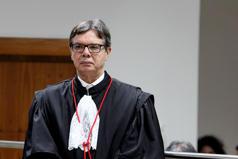 O desembargador Ubiratan Almeida Azevedo, homem de pele branca com cabelos grisalhos e óculos na cor preta.