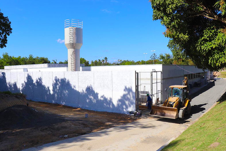 área externa com tratores das obras de construção da Penitenciária Semiaberta de São Mateus