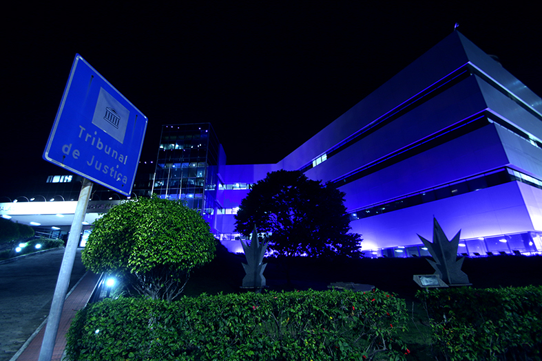 Fachada do Tribunal de Justiça iluminada para celebrar o março roxo.