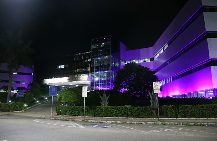 TJES adere à campanha de prevenção ao câncer de mama e prédio fica iluminado na cor rosa
