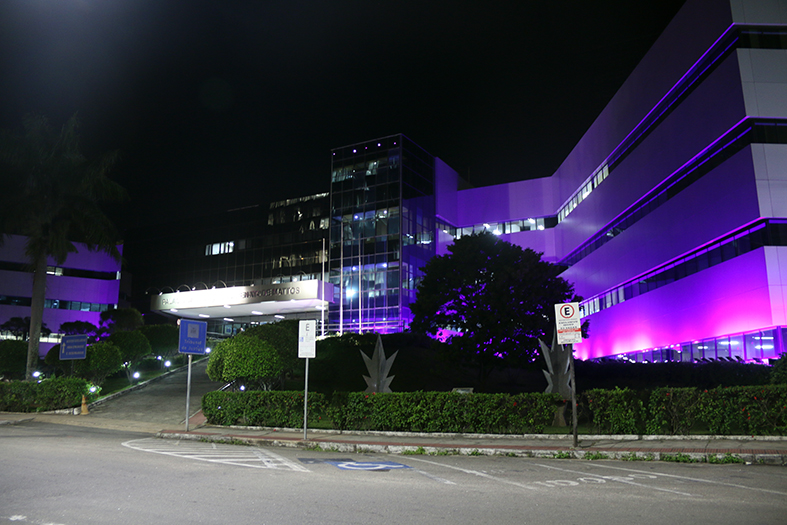 Fachada da sede do Poder Judiciário capixaba com iluminação na cor rosa