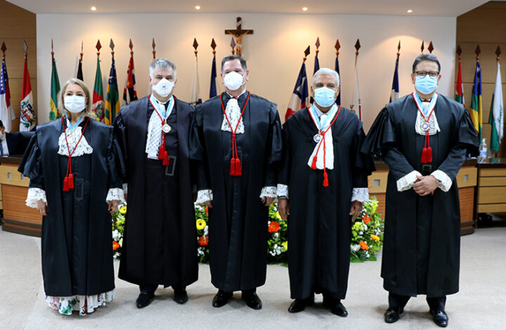 Novos desembargadores são agraciados com o Colar do Mérito Judiciário