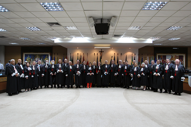 Desembargadores togados posam para foto no tribunal pleno.