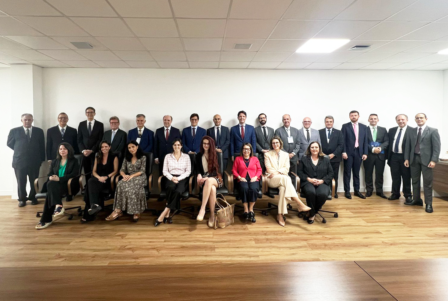 Integrantes do TJES e autoridades reunidas para foto